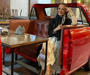 قُم گردی عجیب نفیسه روشن با دامنو پای لُخت و البته رستورانی شیک! +عکس