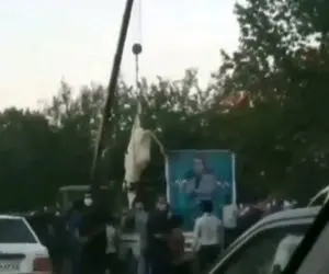 آویزان کردن گاو از جرثقیل برای تبلیغ کاندید سیرجانی