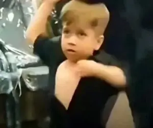 آواز جگرسوز؛ پسر بچه لباسش رو پاره کرده و داره سینه زنی میکنه شوکه میشی