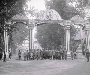 یک عکس یک روایت؛ دهن کجی رضا شاه به دودمان قاجار با برپایی طاق نصرت تاجگذاری