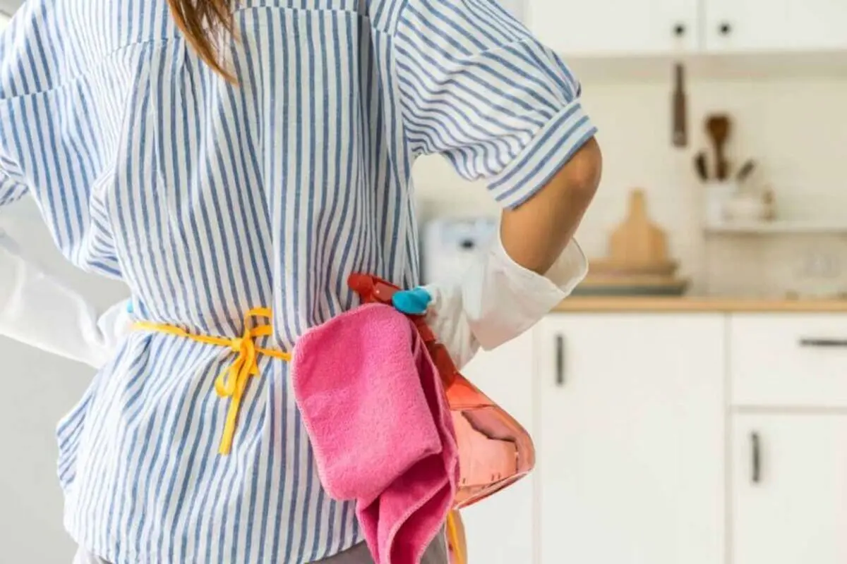 Tips_for_Cleaning_Kitchen_Cabinets-1-768x512