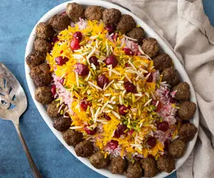 آشپزی حرفه ای؛ طرز تهیه آلبالو پلوی خوش رنگ و لعاب با گوشت قلقلی با همه نکات مهمش