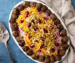 آشپزی حرفه ای؛ طرز تهیه آلبالو پلوی خوش رنگ و لعاب با گوشت قلقلی با همه نکات مهمش