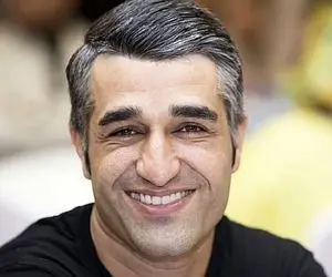 رقص بامزه پژمان جمشیدی با همراهی هادی حجازی فر وسط یه کویر برهوت/ چه میکنن آقایون بازیگر