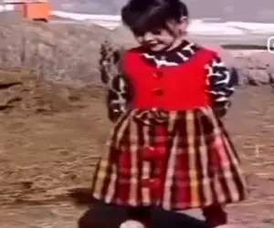 آواز شاد؛ این دختر بچه قد فندق با دامن چین چین تو روستا چه ناز میرقصه و عشوه میاد