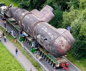 جابه‌جایی جانکاه؛ هیجده چرخ رو به تریلی وصل کرد تا لوله آهنی 1560 تنی رو حمل کنه