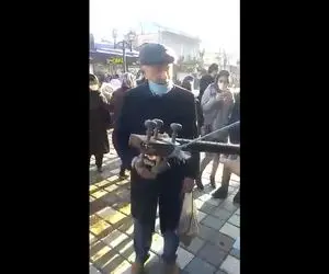 آواز بهشتی؛ پیرمرد خوش صدای خوشتیپ با خوندنش گوشه خیابون همه رو دور خودش جمع کرد