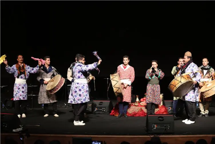 آواز شاد/رقص لری روی صحنه تالر وحدت مردم رو به وجد آورده؛کسی نتونست سرجاش بشینه