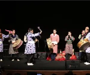 آواز شاد/رقص لری روی صحنه تالر وحدت مردم رو به وجد آورده؛کسی نتونست سرجاش بشینه