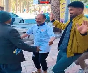 آواز شاد؛ این آقا تو خیابون رقصید انگار بقیه منتظر بودن ریختن وسط جوری لرزوندن جهانی شد