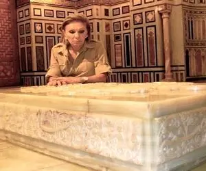 سفر به ایام قدیم ندیم؛ فرح خود شیفته با  کمر خمیده بر سر مزار محمدرضا پهلوی