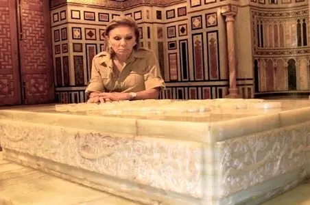 سفر به ایام قدیم ندیم؛ فرح خود شیفته با استایل خمیده بر سر مزار محمدرضا پهلوی