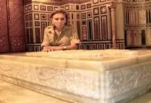 سفر به ایام قدیم ندیم؛ فرح خود شیفته با استایل خمیده بر سر مزار محمدرضا پهلوی