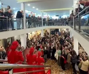 آواز شاد؛ بانوان تو بازار تجریش چه کولاکی کردن نوازندگی میکنن پرفکت همه گوشی به دستن 