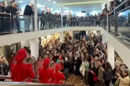 آواز شاد؛ بانوان تو بازار تجریش چه کولاکی کردن نوازندگی میکنن پرفکت همه گوشی به دستن 