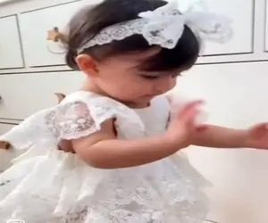 آواز شاد؛ به دختر بچه ی شیرین لباس تازه هاشو پوشوندن از شوق شروع کرد رقصیدن عسل ریزه