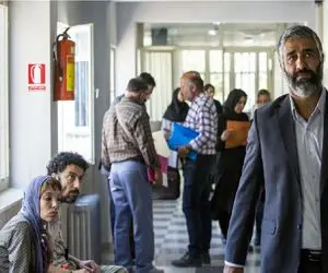 سکانس خندان/پژمان جمشیدی بین دو تا زن گیر کرده /تمام سعیشو میکنه همه چیو هندل کنه