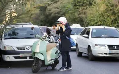 ویدیوی پربیننده از مادر موتورسوار به همراه فرزندش با کلاه ایمنی