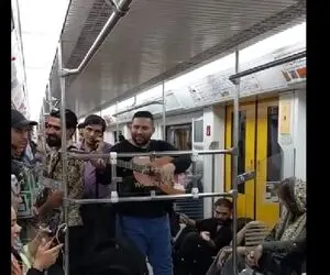آواز خیابانی؛ ببینید این آقا تو مترو از مادر خوند و همه رو احساسی کرد ملت گریشون گرفت