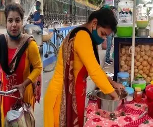 غذای خیابانی؛ این خانم جذاب هندی تو پیاده رو عجب خوردنی نابی درست میکنه میده به مشتری