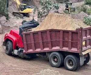 ابزارآلات غول پیکر؛ بیل مکانیکی کامیون گستاخو پر خاک کرد تو جاده مهلک کمرش شکست