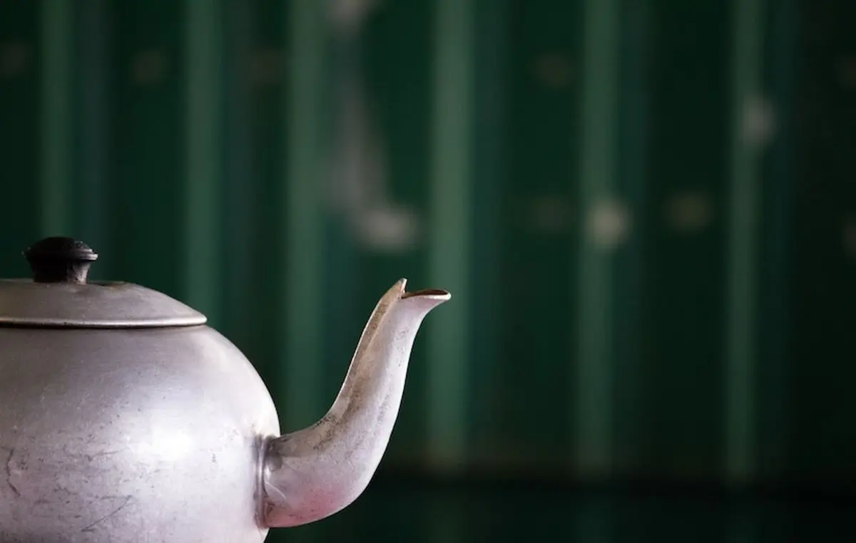Techniques-for-cleaning-a-burnt-kettle-03