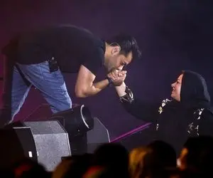 آواز احساسی؛ همخوانی رضا بهرام و مامانش با آهنگ مادر فقط ذوق توی چشماشون