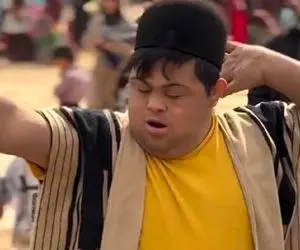 آواز محلی؛ پسر سندروم دان با لباس بختیاری چه رقصی میکنه همه محو تماشاش شدن