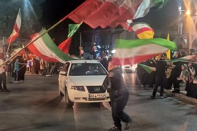 دانلودآهنگ؛ پسر سندروم دان با پرچم چه رژه ای میره 