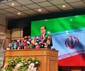 (تصویر) عکسی جالب‌ توجه از وحید حقانیان در زمان ثبت‌نام برای انتخابات