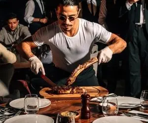 پخت حرفه ای یه استیک بزرگ و آبدار روی ذغال توسط نصرت گوکچه چجوری مرینیتش کرد؟