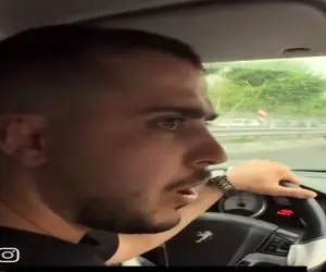 آواز شاد؛ پسر جوری خوند و ادا اومد رفیقش از شوک فکش افتاد کف ماشین انگار تازه شناختتش