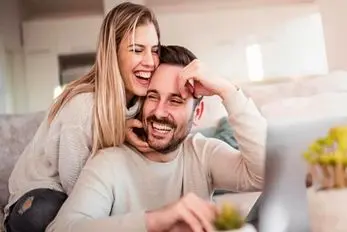 بهترین رفتار واسه به حرف آوردن شوهر درون گرا؛ چطور بفهمم مرد من اخلاقشه یا سرد شده