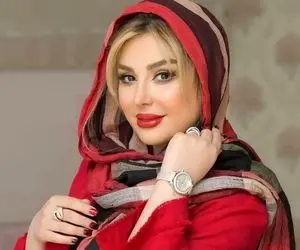 (عکس) نیوشا ضیغمی در ترافیک با ماشین لاکچری قرمز رنگش