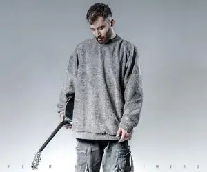 علی یاسینی در حال آهنگ خوندن "از خاکم میکشم بیرون" در قایق | ویدیو