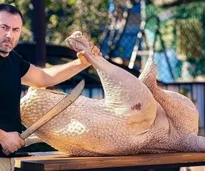 غذای غول پیکر ؛ شتر مرغ درسته ای که روی زغال و بعد مرینیت شدن حسابی کباب و گریل شده