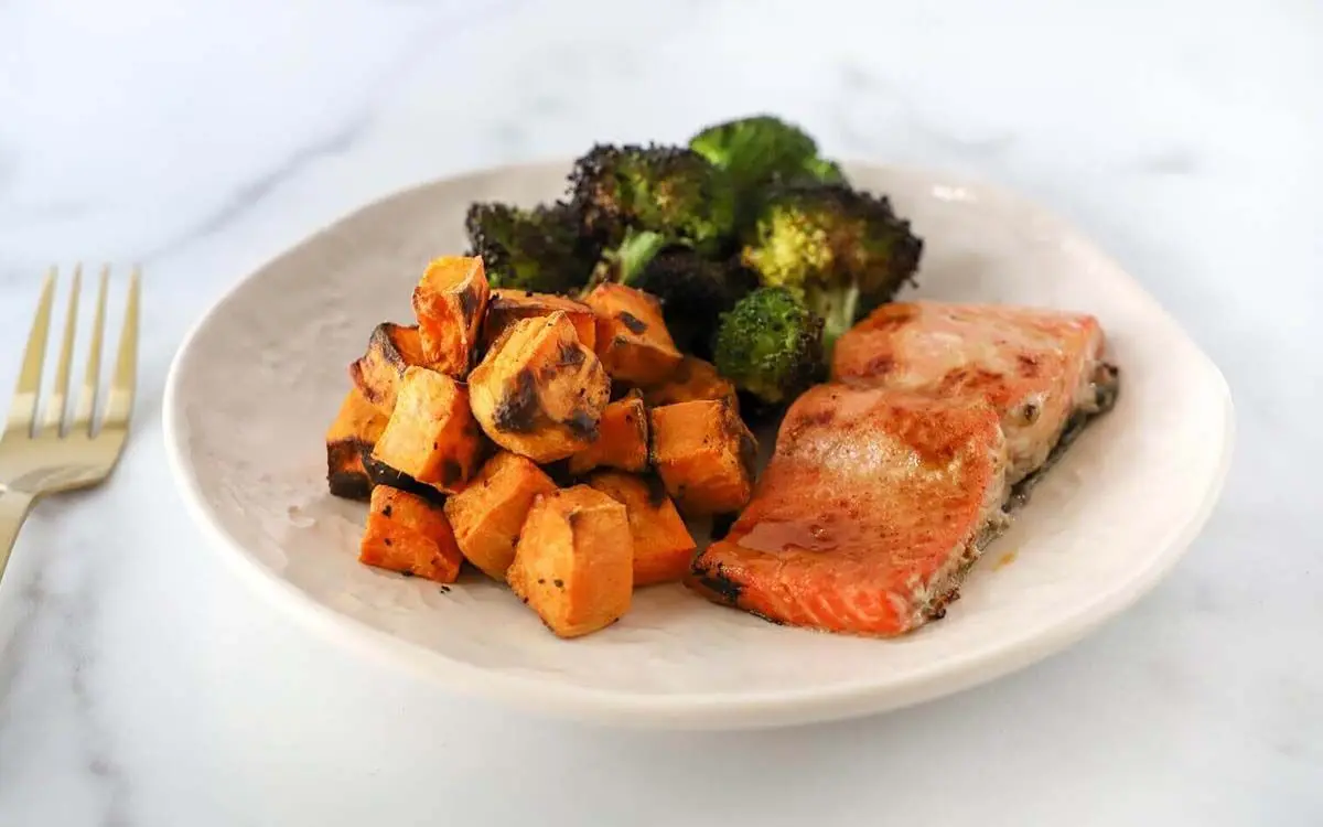 Sweet-Potatoes-Salmon-Sheet-Pan