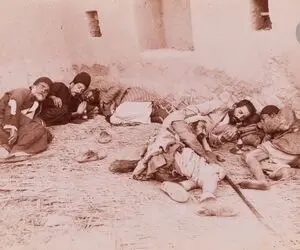 یک عکس یک روایت؛ مردانی که پس از مصرف تریاک در شیره کش خانه قاجاریه لمیده اند