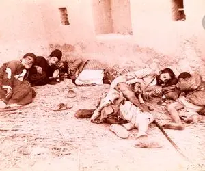 یک عکس یک روایت؛ مردانی که پس از مصرف تریاک در شیره کش خانه قاجاریه لمیده اند