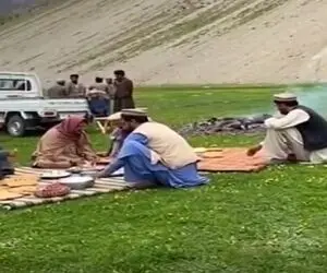 معماری طبیعت؛ پایین کوه کمپ کردن همون لحظه عزرائیل اومد باهاشون احوالپرسی کرد