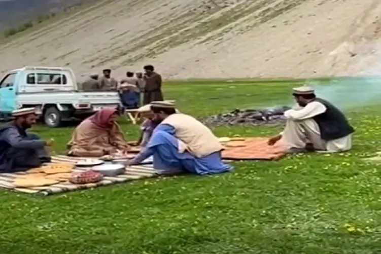 معماری طبیعت؛ پایین کوه کمپ کردن همون لحظه عزرائیل اومد باهاشون احوالپرسی کرد