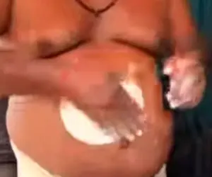 غذای چندش؛ هندی روی شکم گنده اش خمیر وردنه میکنه تا نون بپزه