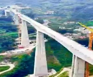 ساخت چین؛ چشم بادومی ها یه پل ساختن از سر تهش دیده نمیشه فقط مرز زمین و آسمونو میبینن