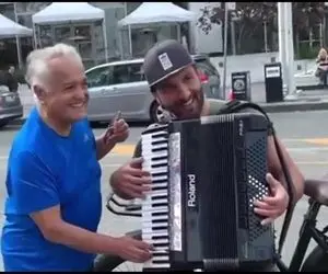 آواز خیابانی؛ همراهی انوشیروان روحانی با نوازنده خیابانی در کانادا و سورپرایز شدنش