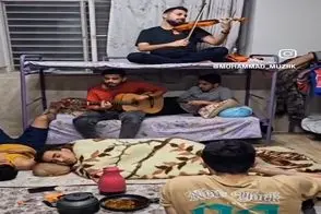 آواز شاد؛ پسرا نصفه شب خوابگاهو تبدیل به کنسرت کردن هر کی تو یه فاز میخونه بشکن میزنه