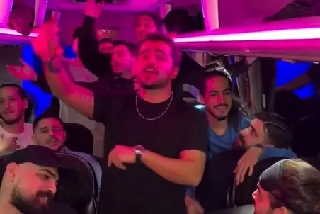 آواز پر طمطراق؛ جمع پایه پسرونه که میگن اینه تو اتوبوس چه بزن و برقصی دارن