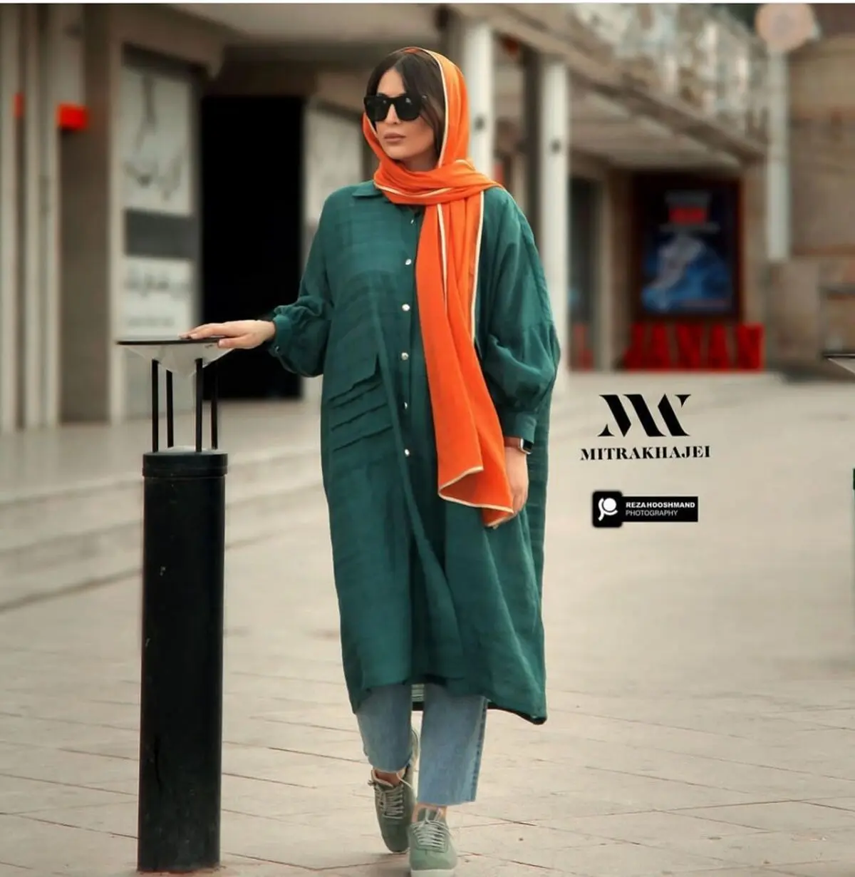 مانتوی سبز با شال نارنجی