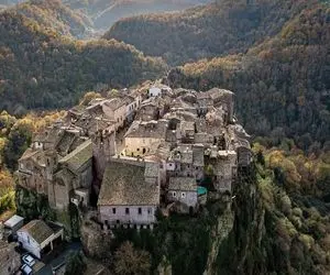 معماری خلاقانه؛ روی قله کوه با آجر و چسب خونه اعیونی ساخته پلکانی شبیه آپارتمان شده