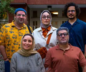 سکانس شادان؛ سام درخشانی درحال رقص بابانوئلی رفتن فقط حرکات ژاله صامتی رو