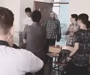 آواز احساسی؛ دانش آموزان معلم رو برای تولدش سوپرایز کردن ولی با یه سیلی به غم ختم شد